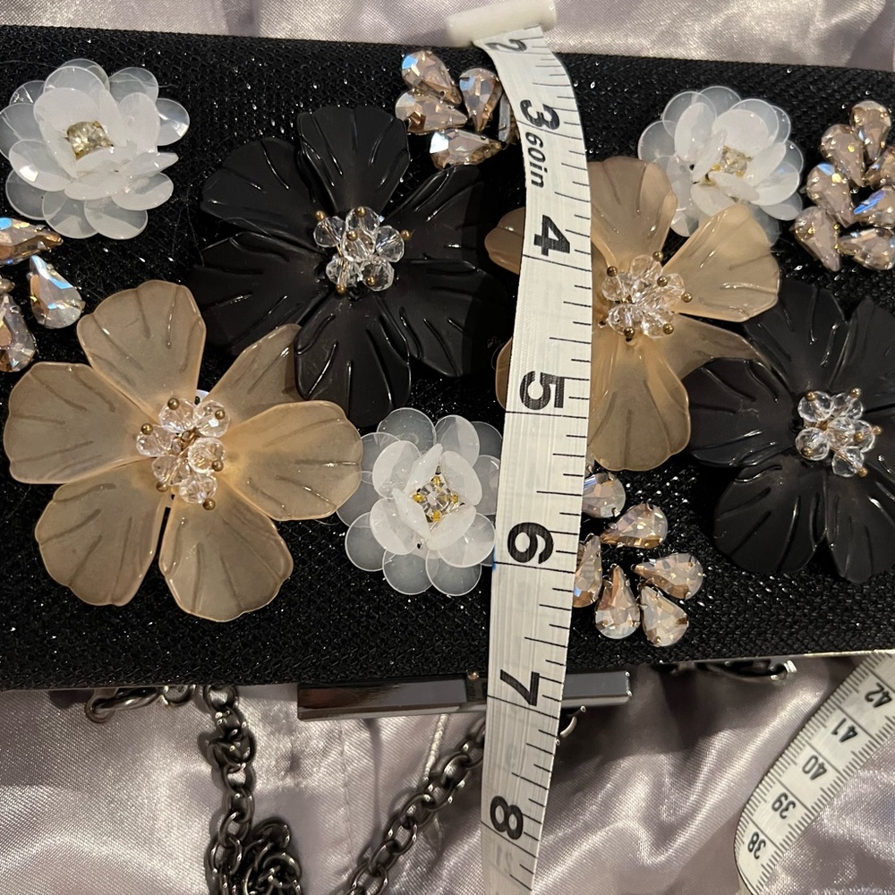 Neiman marks evening hand bag with chain